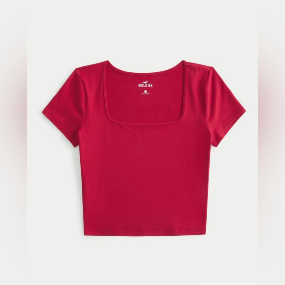 -Small Hollister Baby-Tee. -Slightly worn. -Popular and new design. - Picture 4 of 4